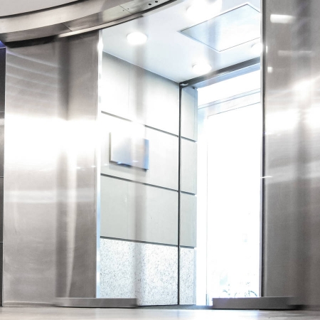 Curved sliding door with customised curvature