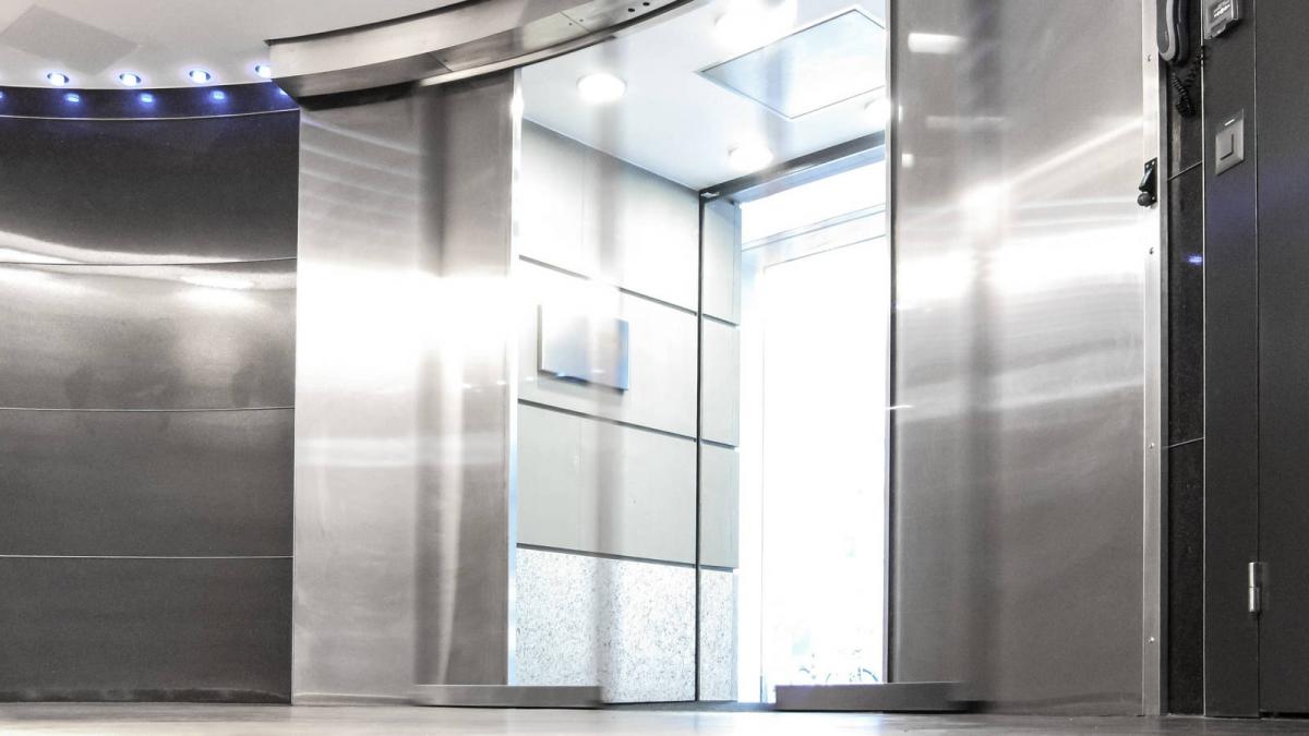Curved sliding door with customised curvature