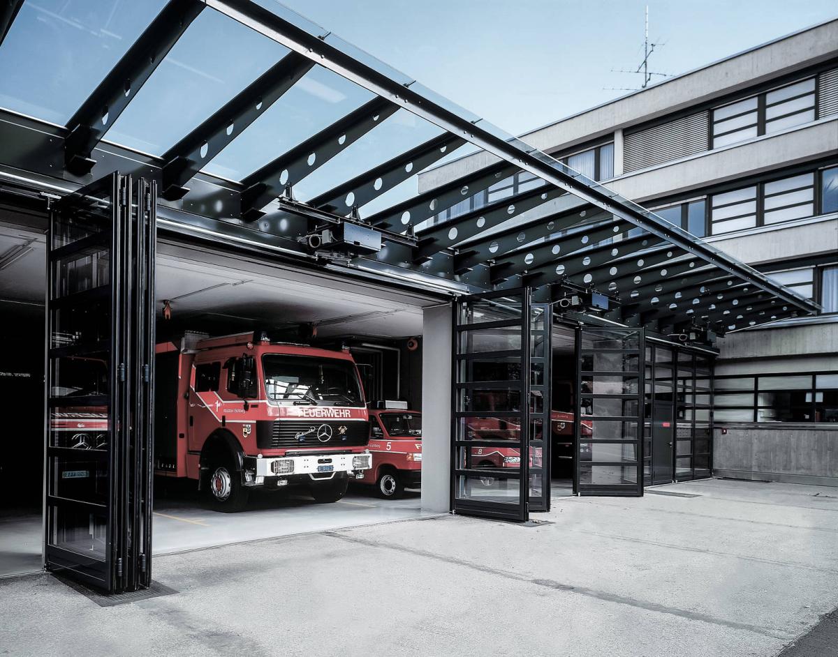 Industrial folding gate